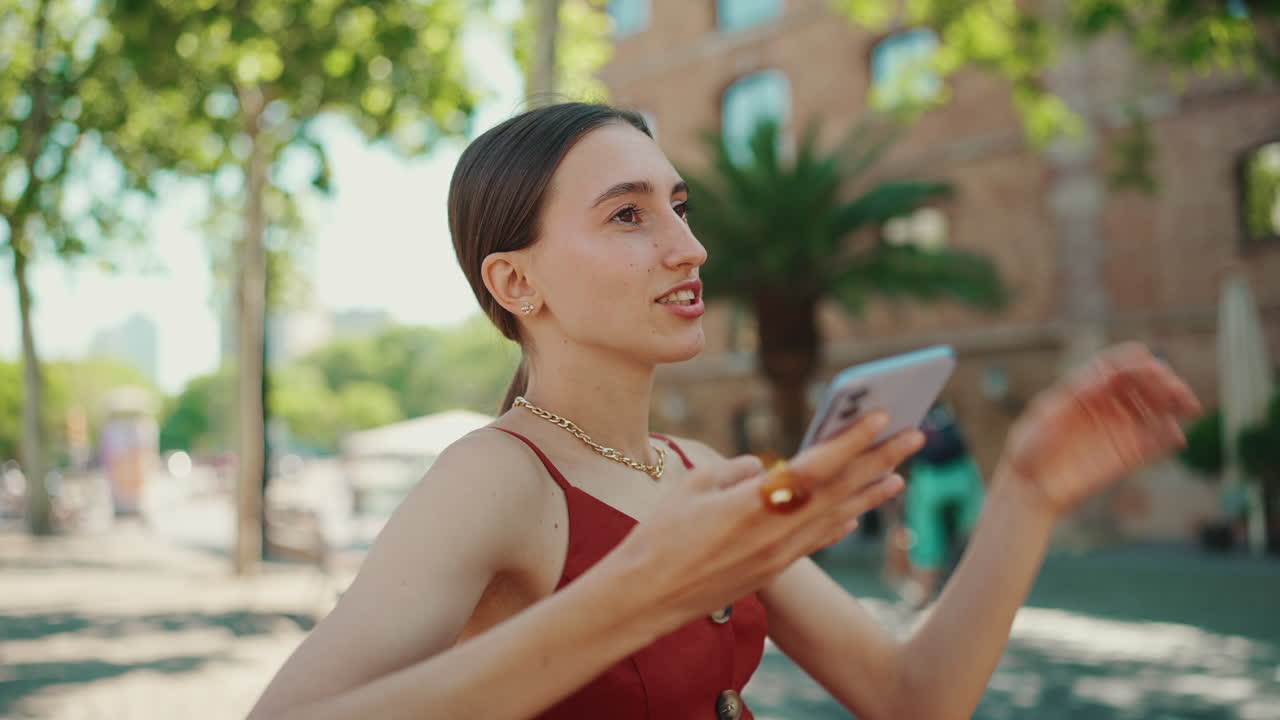 joven usando un teléfono inteligente en la ciudad