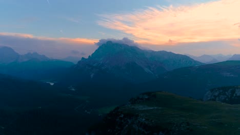 Nationalpark-Drei-Zinnen-In-Den-Dolomiten.-Wunderschöne-Natur-Italiens.