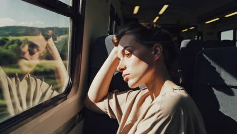 mujer viajando en tren
