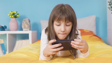 La-Niña-Está-Jugando-Con-El-Teléfono.-Adicción-Al-Teléfono.