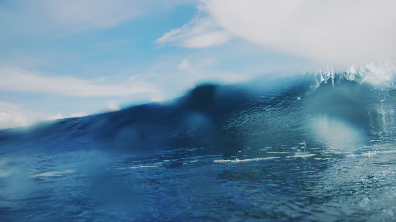 큰 파도가 충돌 구역에서 정오 태양 아래에 부히면서 반인다