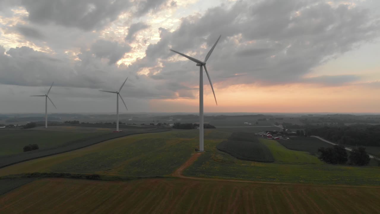 vista aérea de las turbinas eólicas que generan energía durante el hermoso amanecer matutino después de una tormenta matutina