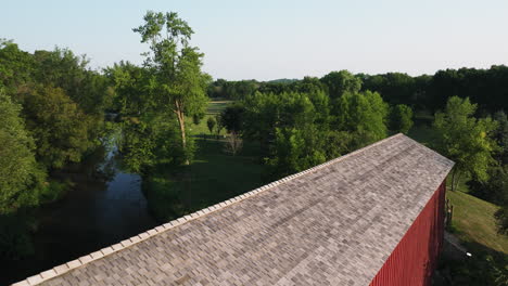 Antiguo-Puente-Cubierto-A-Lo-Largo-De-La-Bifurcación-Norte-Del-Río-Zumbro-En-Zumbrota,-Condado-De-Goodhue,-Minnesota,-Estados-Unidos