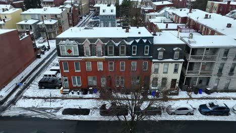 techos de nieve de polvo de coloridas casas de la ciudad en una calle urbana