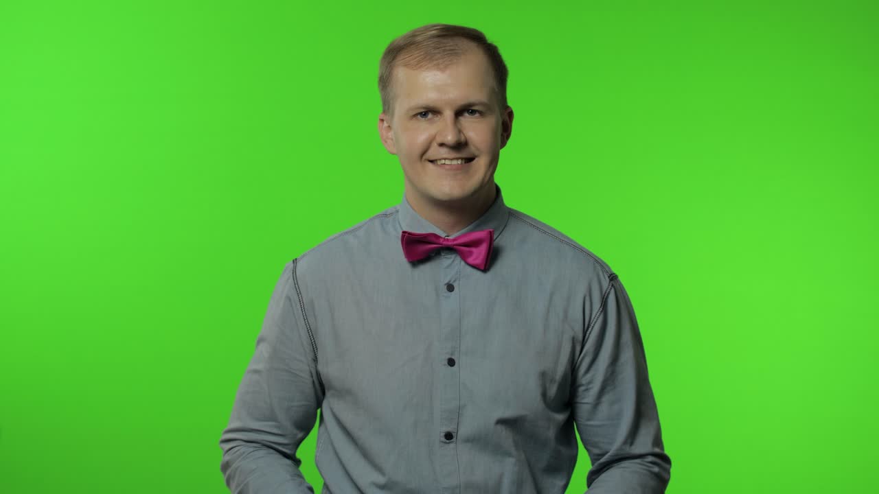 hombre mostrando un gesto de "ok", sonriendo con una expresión optimista y satisfecha, guiñando el ojo, una señal de aprobación de "ok"