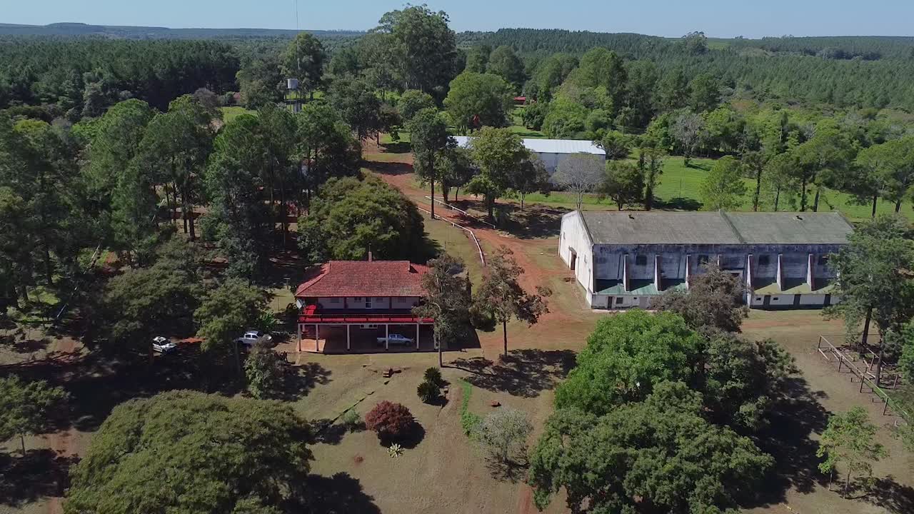 Gros plan aérien cinématographique des installations de traitement de la yerba mate à Misiones Jardin América, Argentine, Drone.