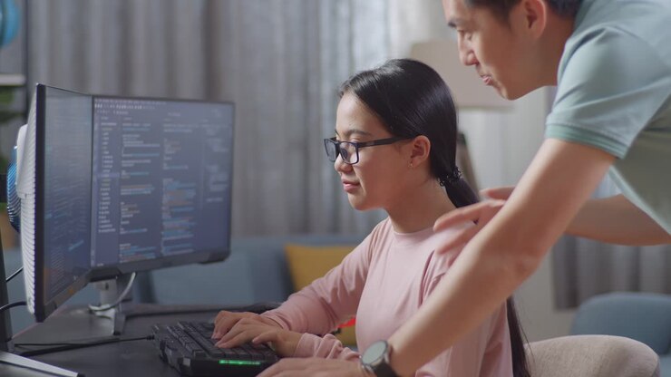 To personer samarbejder om et computerprojekt