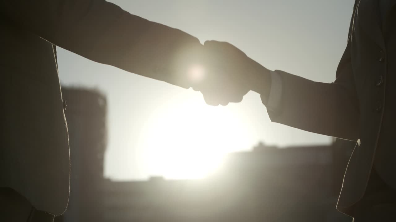 –°길거리에서 만나는 옹졸한 매니저들