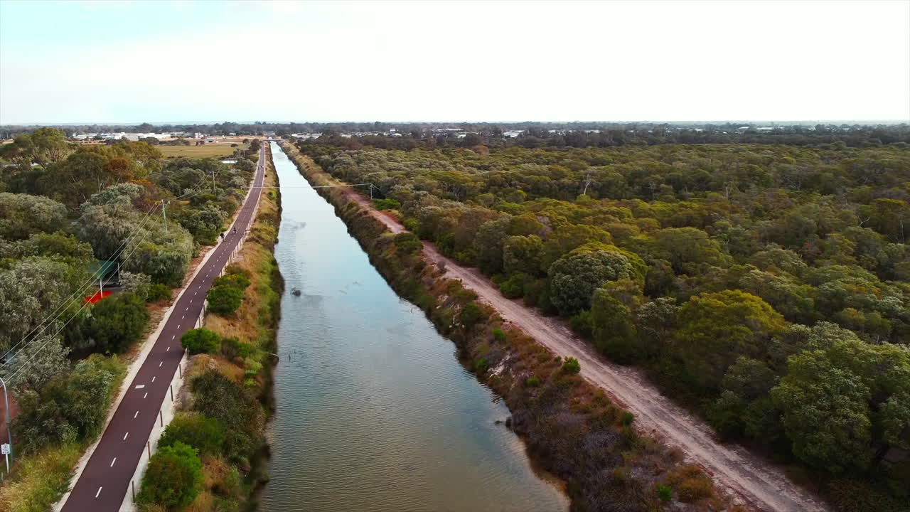 el flujo de un río a través de la belleza natural, vista aérea