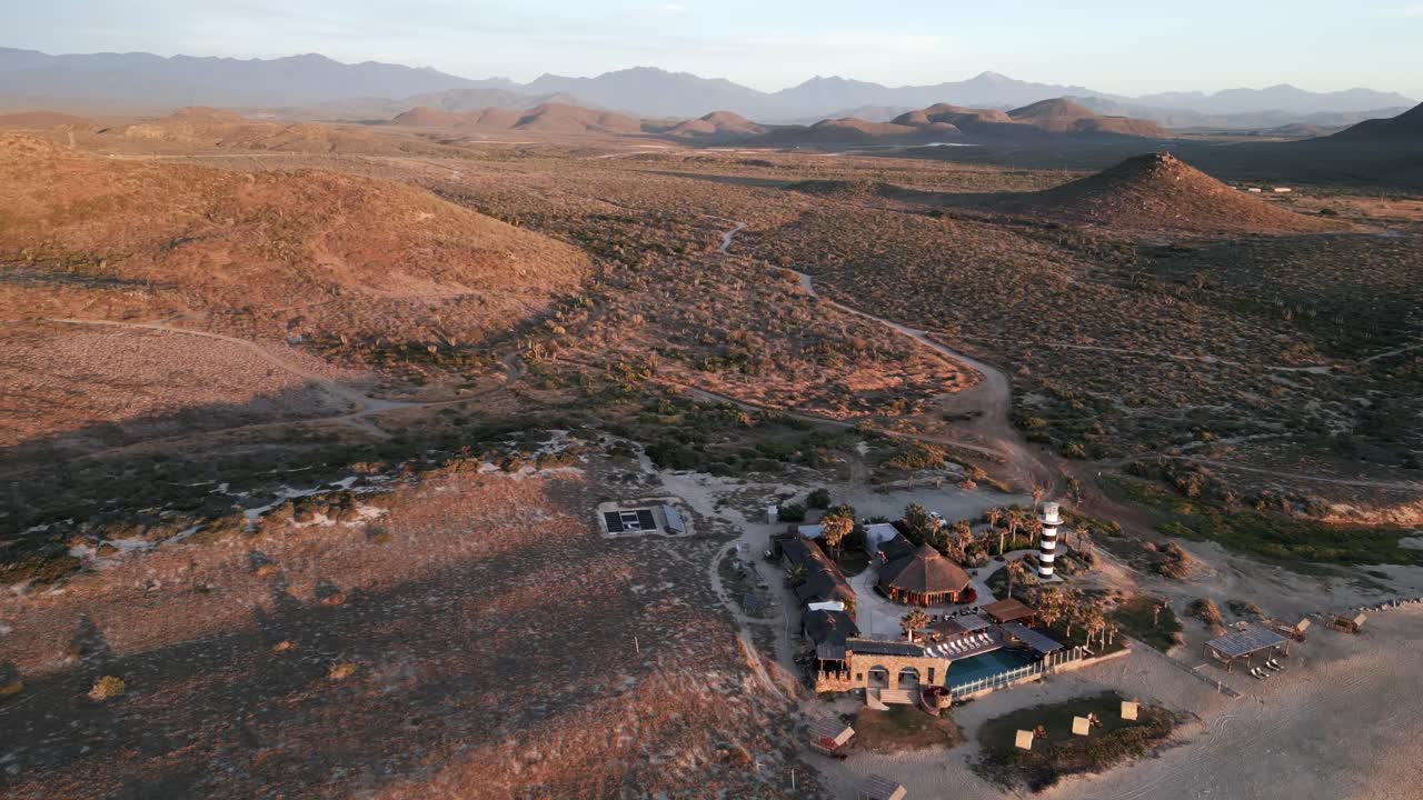 Spiaggia di Todos Santos, Bassa California del Sud, Messico, destinazione di viaggio e vacanza. Vista aerea di montagne, deserto e spiaggia solitaria al tramonto