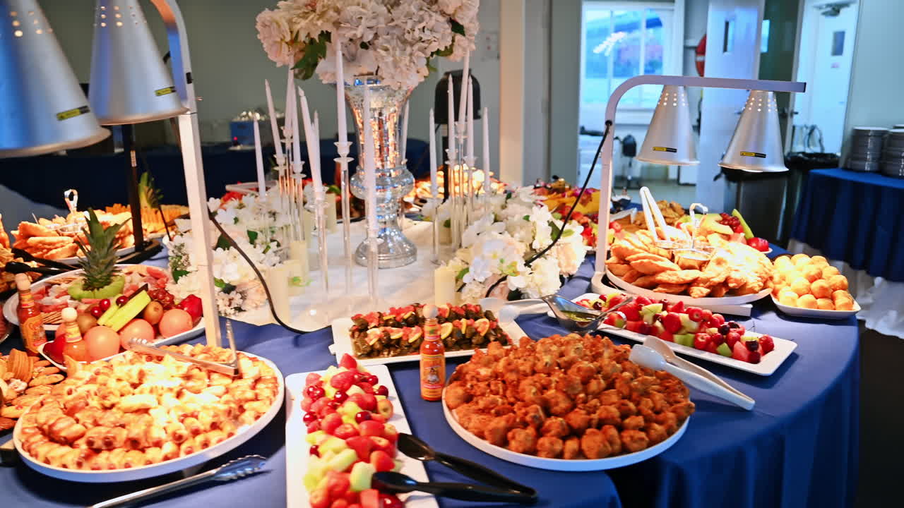 New York, USA, 1 agosto 2025: Elegante buffet su nave da crociera con piatti gourmet e decorazioni floreali. Tavolo da banchetto di lusso su una nave da crociera con eleganti composizioni floreali e snack gourmet.