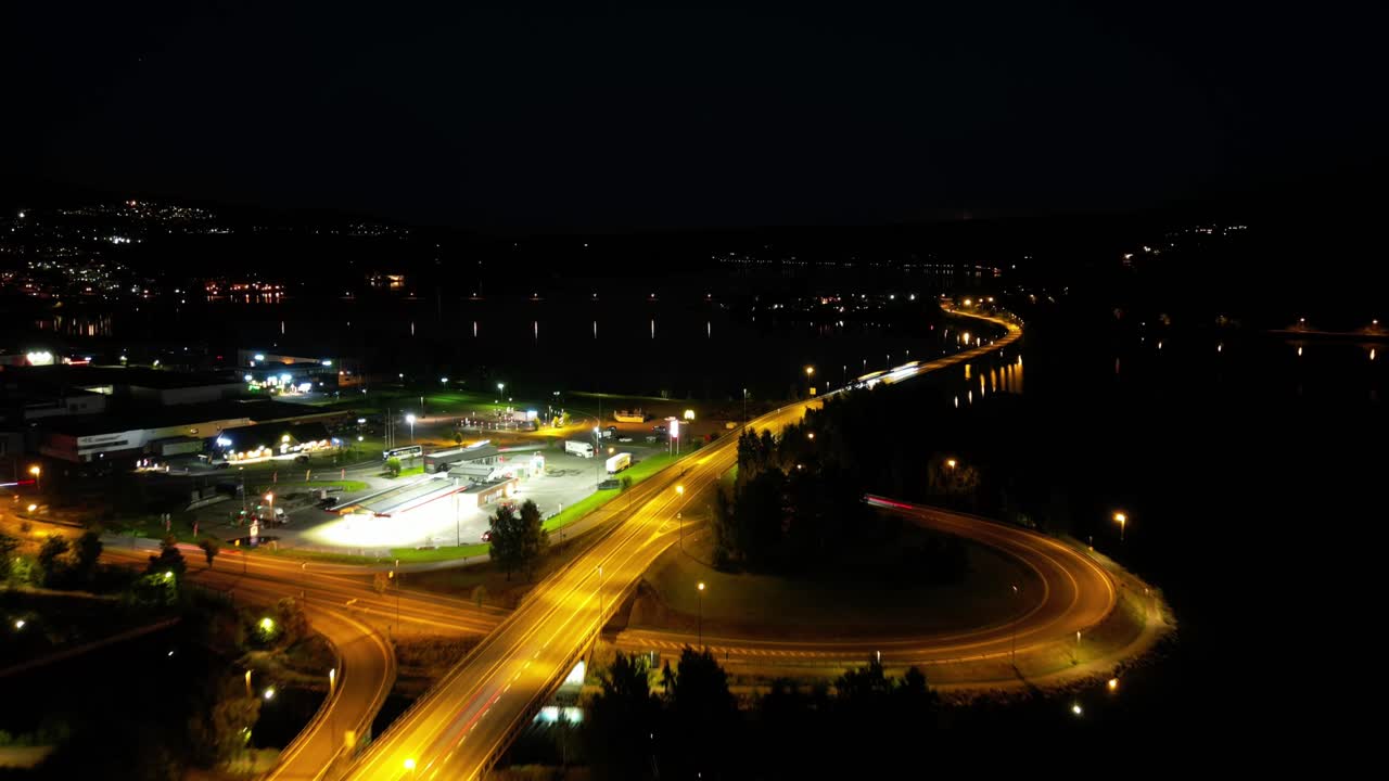 로터리로 이어지는 바쁜 도로의 하이퍼랩스