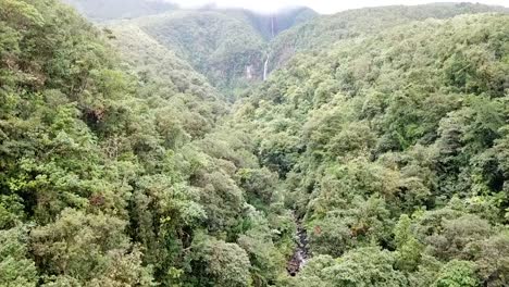 Drone-flying-toward-waterfalls,-Guadeloupe-Carbet-falls