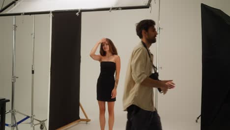sesión de fotografía profesional con una modelo femenina en un vestido negro