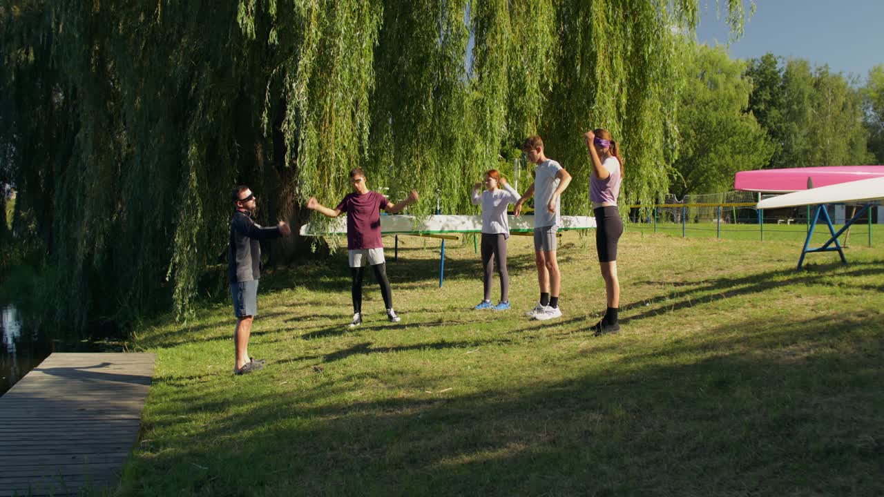 Gruppträning utomhus med förbundna ögon