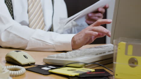 un hombre irreconocible escribiendo en el teclado.