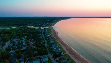 Vista-Aérea-Por-Drones-De-La-Hermosa-Puesta-De-Sol-En-La-Playa-En-Saco-Maine-Con-Colores-Que-Se-Reflejan-En-Las-Olas-Del-Océano-Y-Casas-De-Vacaciones-A-Lo-Largo-De-La-Costa-Atlántica-De-Nueva-Inglaterra