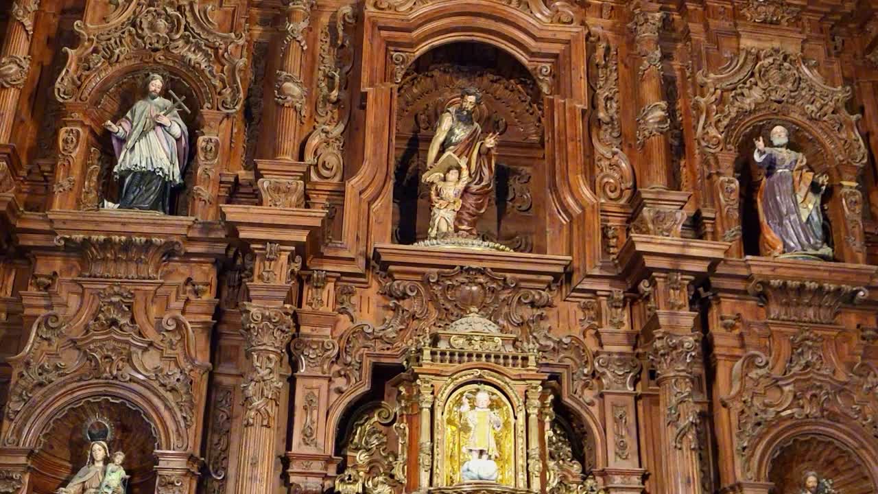 Pala d'altare principale di una chiesa cattolica spagnola. Figure policrome scolpite nel legno. Icone religiose cattoliche. Arte religiosa cattolica spagnola. Chiesa di San Mateo. Cáceres. Spagna