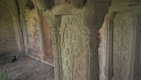 toma de hermosas tallas en una pared de un edificio patrimonial o haveli en india