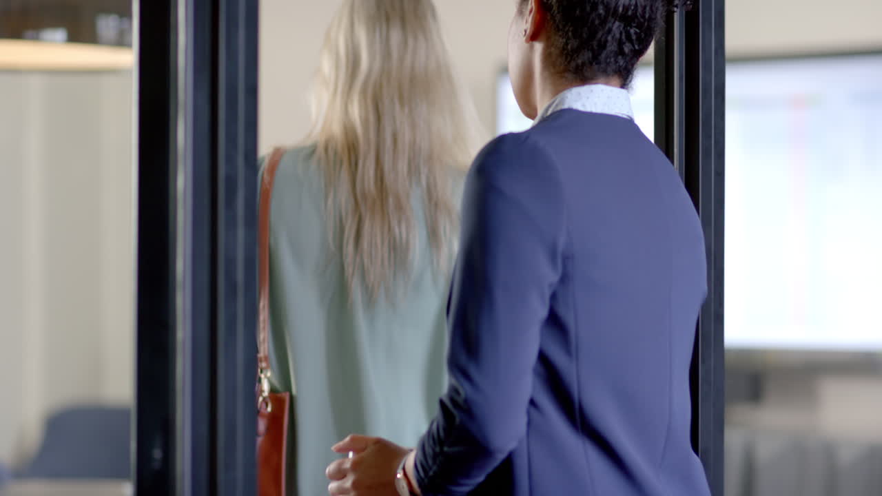 복사 공간이 있는 회의실에 들어가는 다양한 사업가들