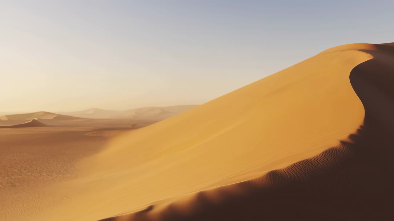 Ampia scena panoramica del deserto che mostra una ripida duna di sabbia che sale dal basso a destra verso l'alto a destra, con la faccia illuminata dal sole, ombra profonda e fresca, texture a increspature fini e orizzonte aperto, con deserto, duna