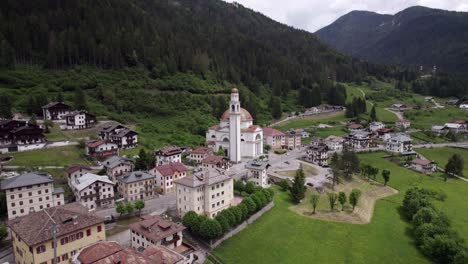 órbita-Aérea-Parroquia-De-La-Iglesia-Histórica-Del-Obispo-De-San-Lucano,-Dolomitas