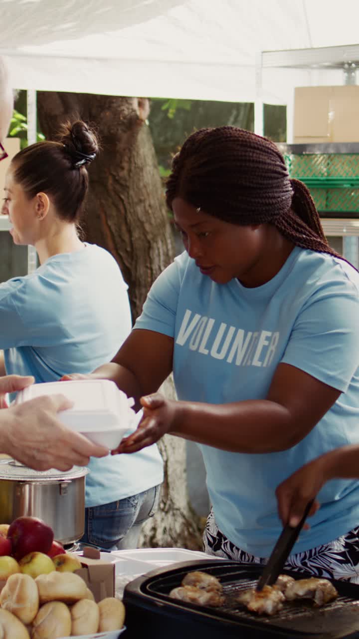 Vertical video Free food distribution to the needy