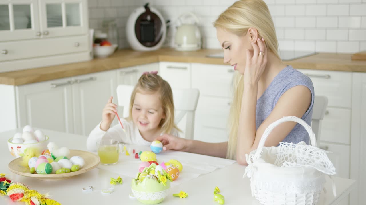 웃는 여자와 어린 소녀 색칠 계란