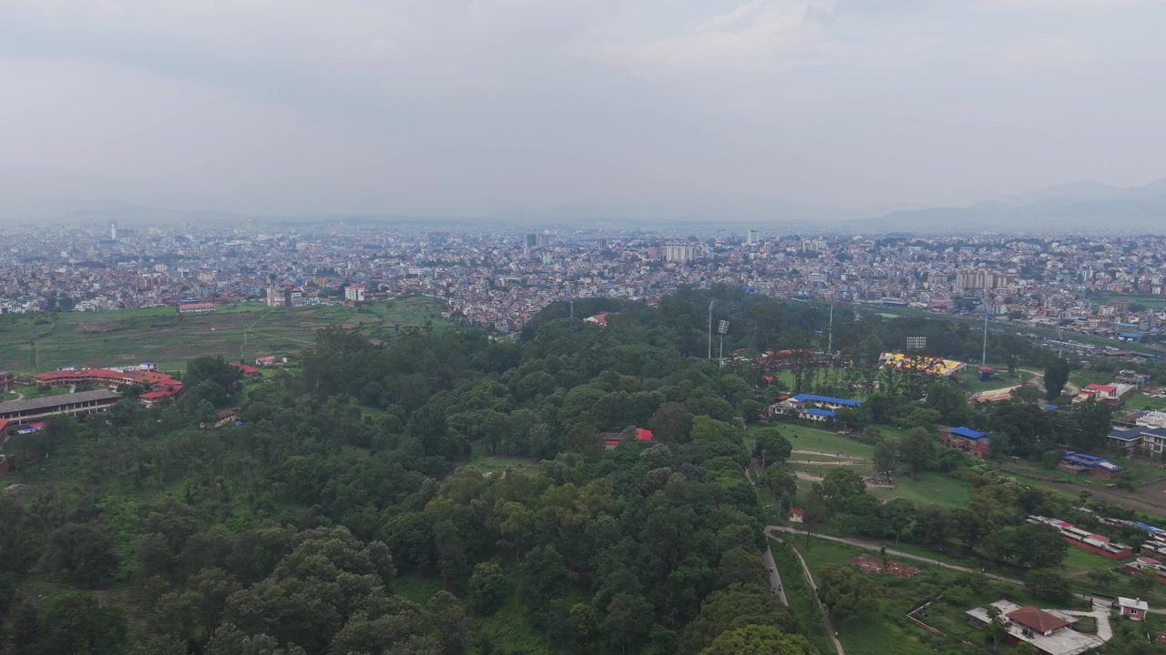 Panorama aereo con drone di Kirtipur che mostra edifici storici, templi e la tradizionale pianificazione urbana Newari.