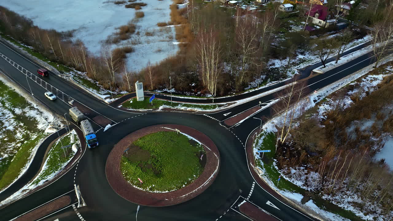겨울철에 시골 지역의 회전로에 들어가는 트럭, 공중 사진