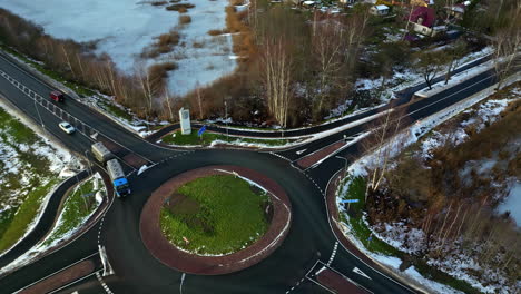 LKW-Fährt-In-Der-Wintersaison-In-Einen-Kreisverkehr-Im-Ländlichen-Gebiet-Ein,-Luftaufnahme