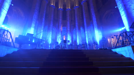 instalación de músicos en el brillante escenario de la catedral de barcelona, vista frontal de muñecas