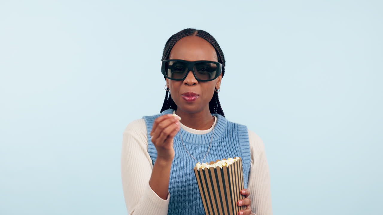 mujer, palomitas de maíz y película en 3d en el estudio
