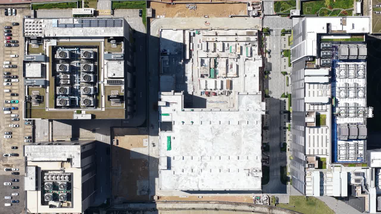 Dronevideo af et stort datacenter i Hong Kong, der understøtter cloud computing, colocation-tjenester og rygrad for datalagring til kunstig intelligens-infrastruktur og globale digitale netværk.