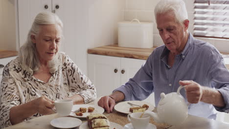 Ein-älteres-Paar-Genießt-Zu-Hause-Tee-Und-Kuchen