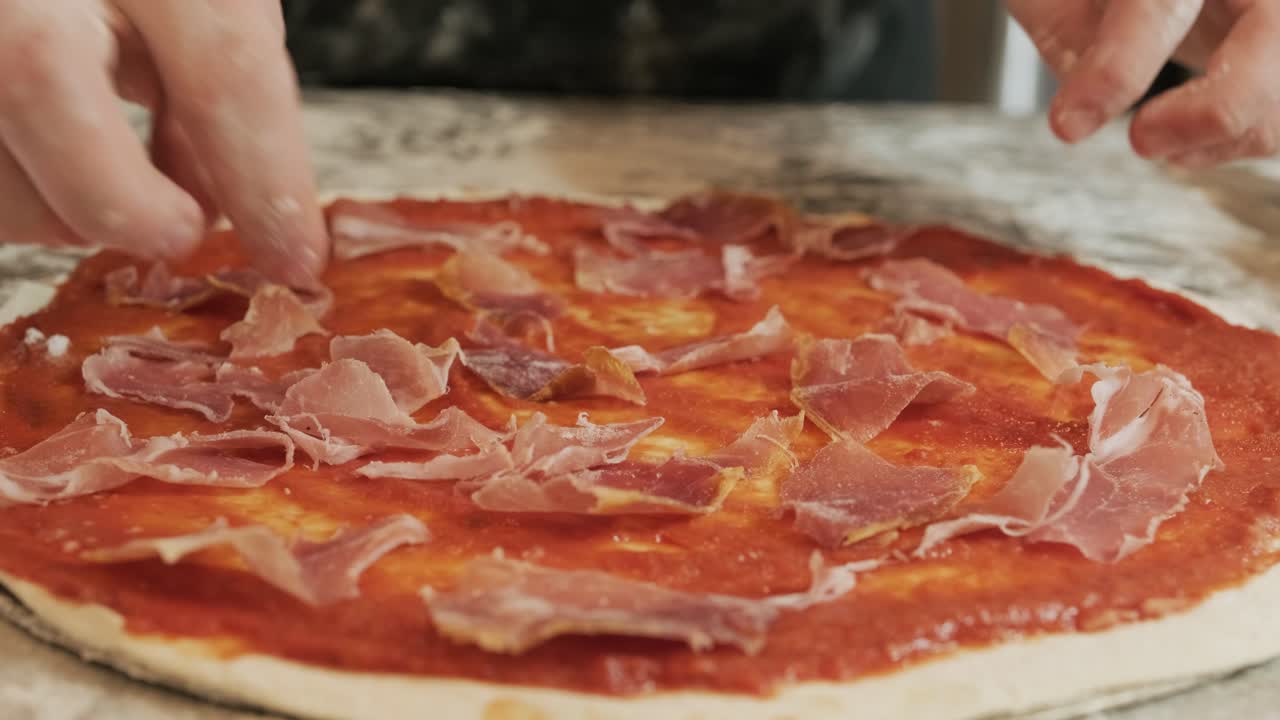 셰프는 피자를 만들죠. 소스와 생햄, 프로시우토와 함께 피자를