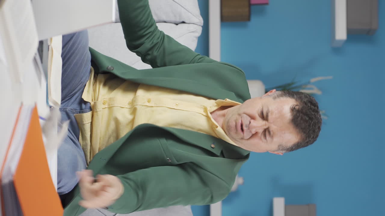 홈 오피스 직원의 수직 비디오  ⁇ 은이가 청구서 계산을 합니다.