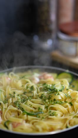 pasta con camarón y calabacín