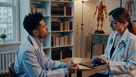 consulta con el médico y el paciente