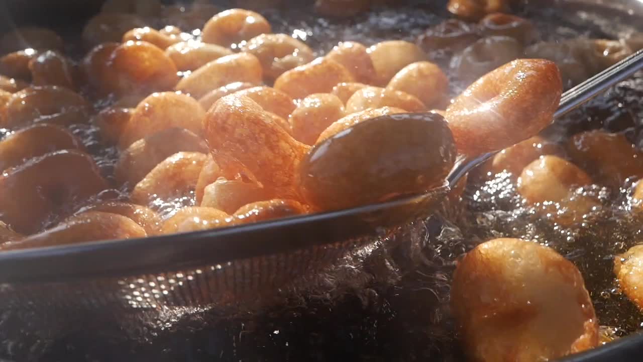 Ciambelle fritte in cottura