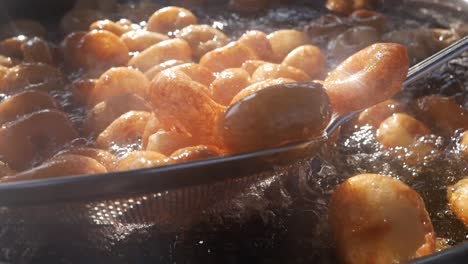 se están cocinando rosquillas fritas.