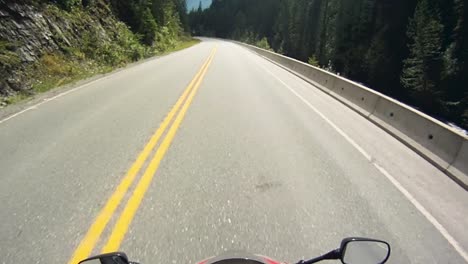 Clip-Pov-De-Un-Motociclista-En-Un-Sinuoso-Camino-Forestal-De-Montaña-En-El-Verano