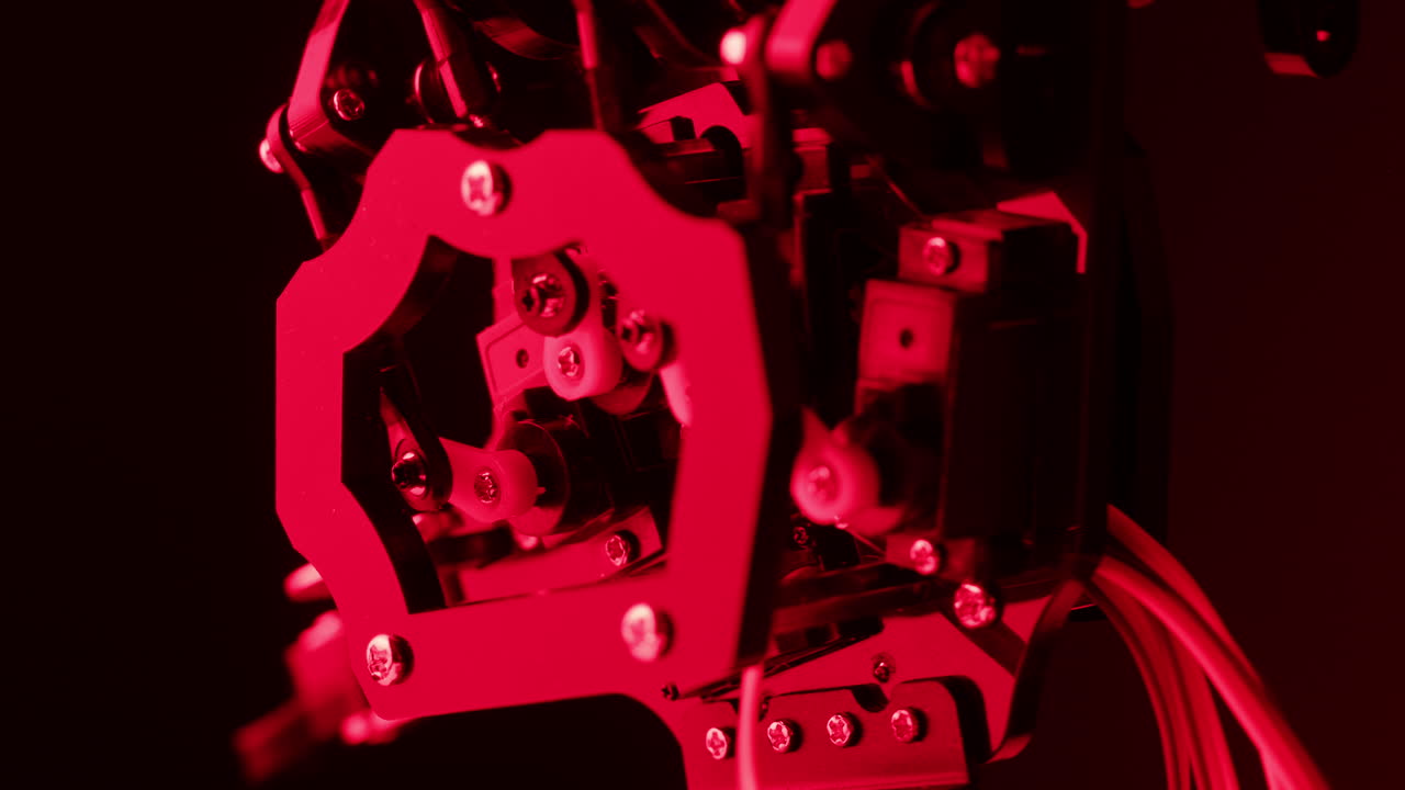 Primo piano di un braccio robotico con luce rossa
