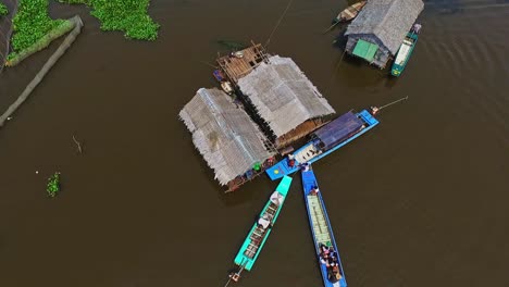 comerciantes locales que se dedican a la vida cotidiana en el pueblo flotante de kompong kleang en camboya - toma aérea