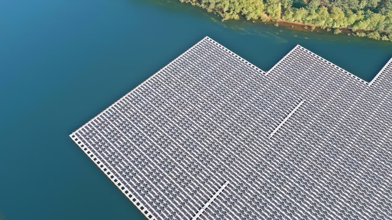 개방된 물에서 떠다니는 태양 패널, 지상에 설치된 태양 시스템의 대안