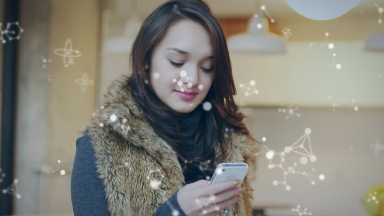animación de múltiples estructuras en movimiento sobre una mujer usando un teléfono inteligente