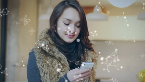 animación de múltiples estructuras en movimiento sobre una mujer usando un teléfono inteligente