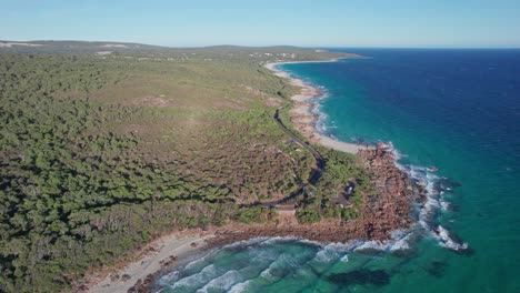 Luftaufnahme-Der-Zerklüfteten,-Aber-Wunderschönen-Küste-Von-Dunsborough-Und-Eagle-Bay-An-Einem-Böigen-Morgen,-Der-Einige-Wellen-Erzeugt