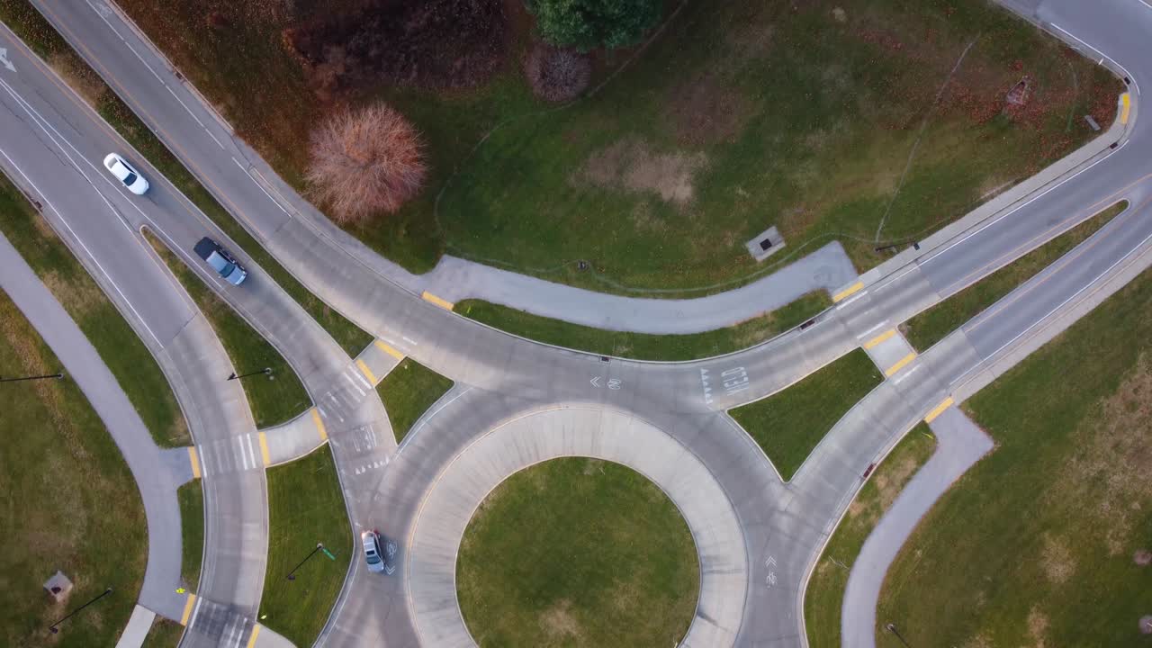 켄터키 주 렉싱턴 의 늦 가을 에 교통 이 희박 한 이른 아침 회전 도로 의 공중 사진