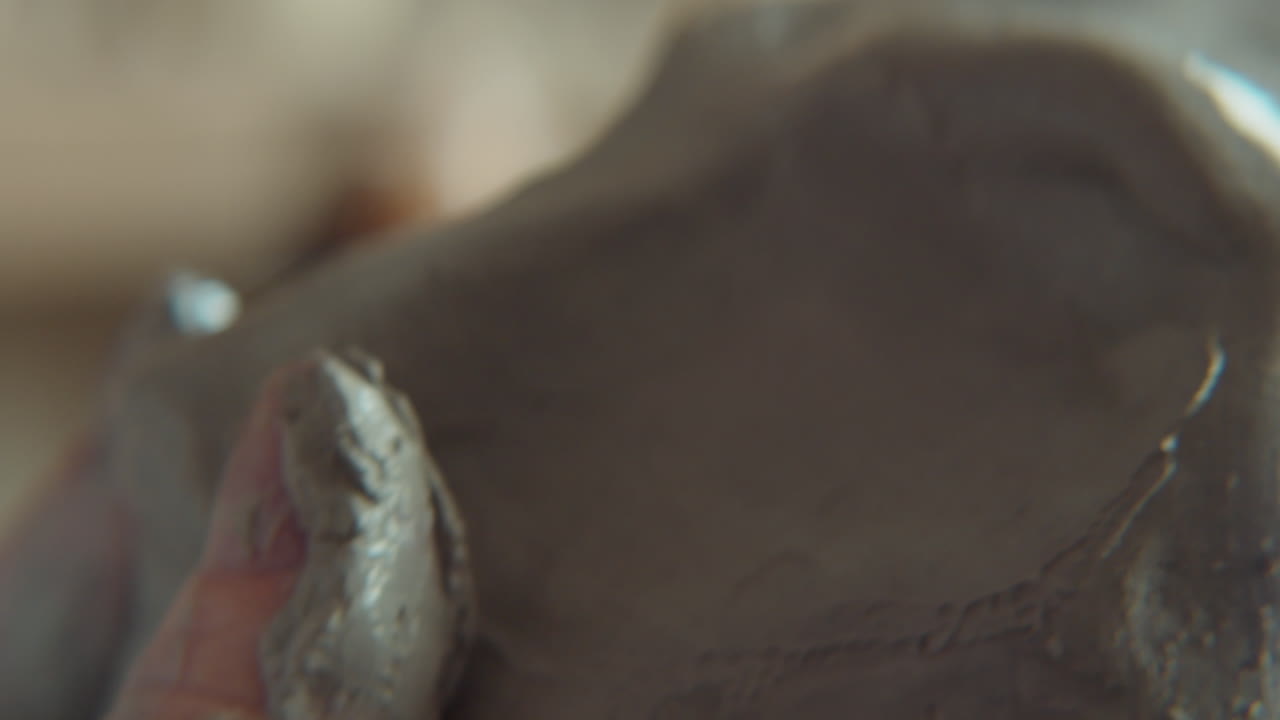 조각가 의 손 이 모형 을 만드는 점토